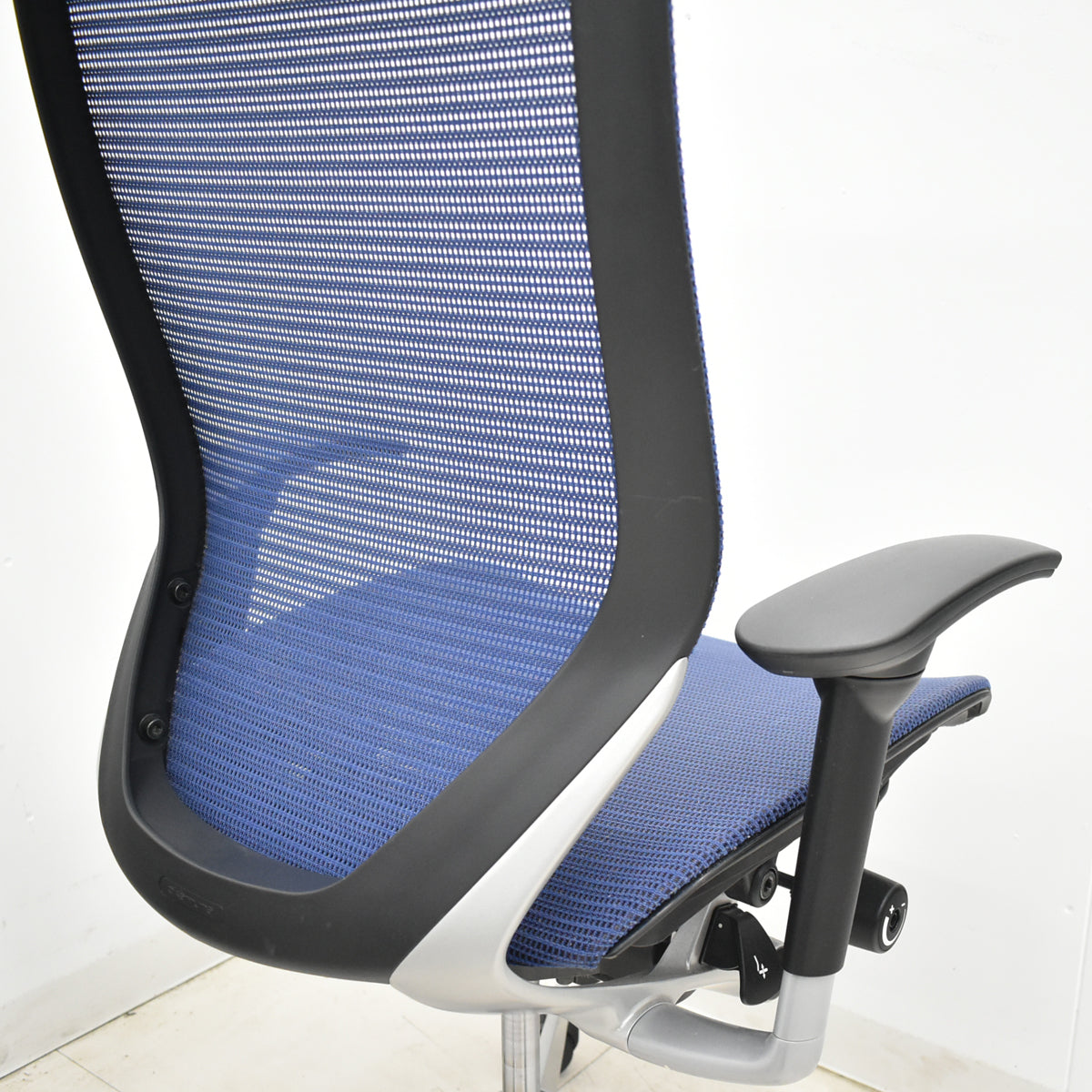 【中古】オカムラ　バロン　エクストラハイバック　ヘッドレスト　可動肘　ミディアムブルー　2025120102【中古オフィス家具】