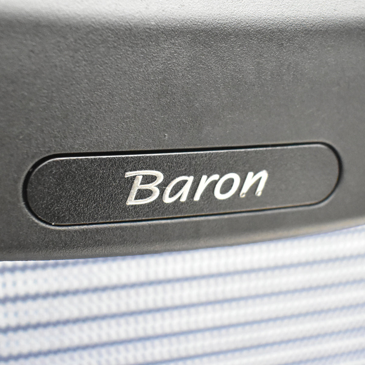 【中古】オカムラ　バロン　エクストラハイバック　ヘッドレスト　可動肘　ミディアムブルー　2025120102【中古オフィス家具】