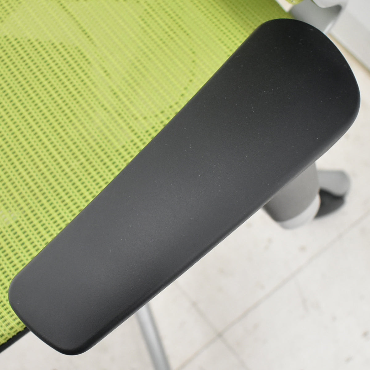 【中古】オカムラ　バロン　エクストラハイバック　ヘッドレスト　可動肘　ライムグリーン　2025120201【中古オフィス家具】