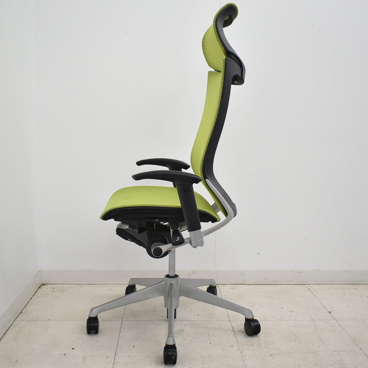 【中古】オカムラ　バロン　エクストラハイバック　ヘッドレスト　可動肘　ライムグリーン　2025120201【中古オフィス家具】