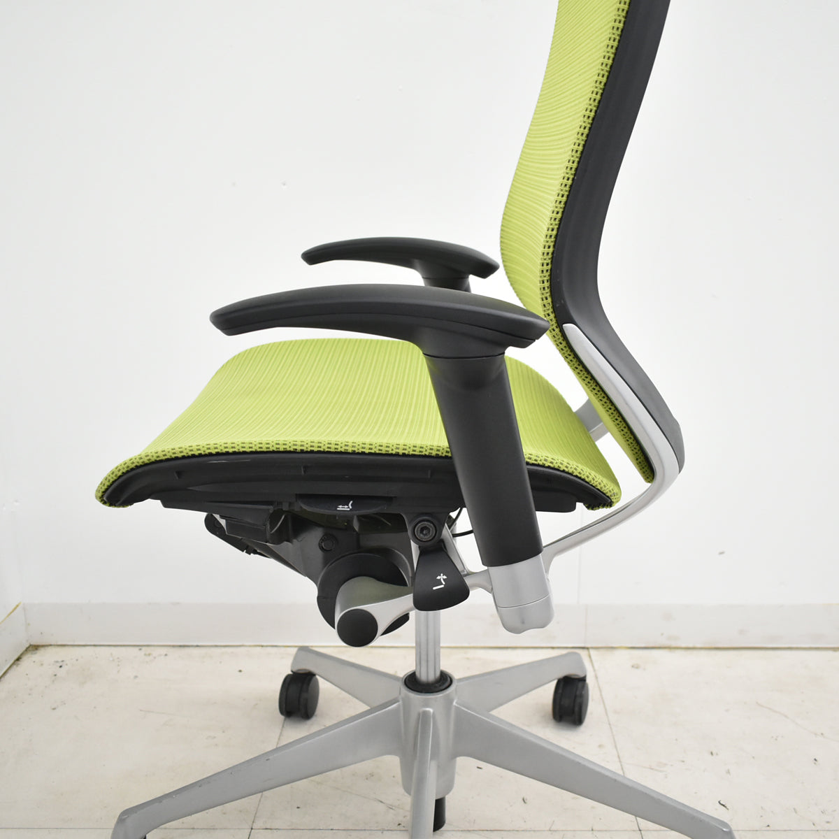 【中古】オカムラ　バロン　エクストラハイバック　ヘッドレスト　可動肘　ライムグリーン　2025120201【中古オフィス家具】