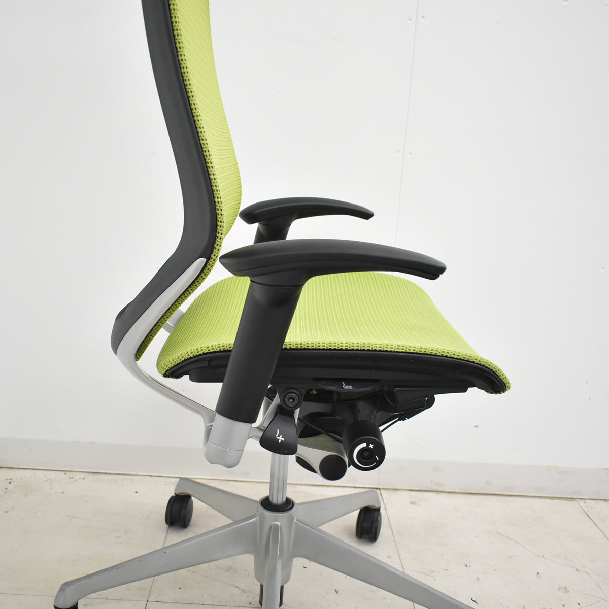 【中古】オカムラ　バロン　エクストラハイバック　ヘッドレスト　可動肘　ライムグリーン　2025120201【中古オフィス家具】