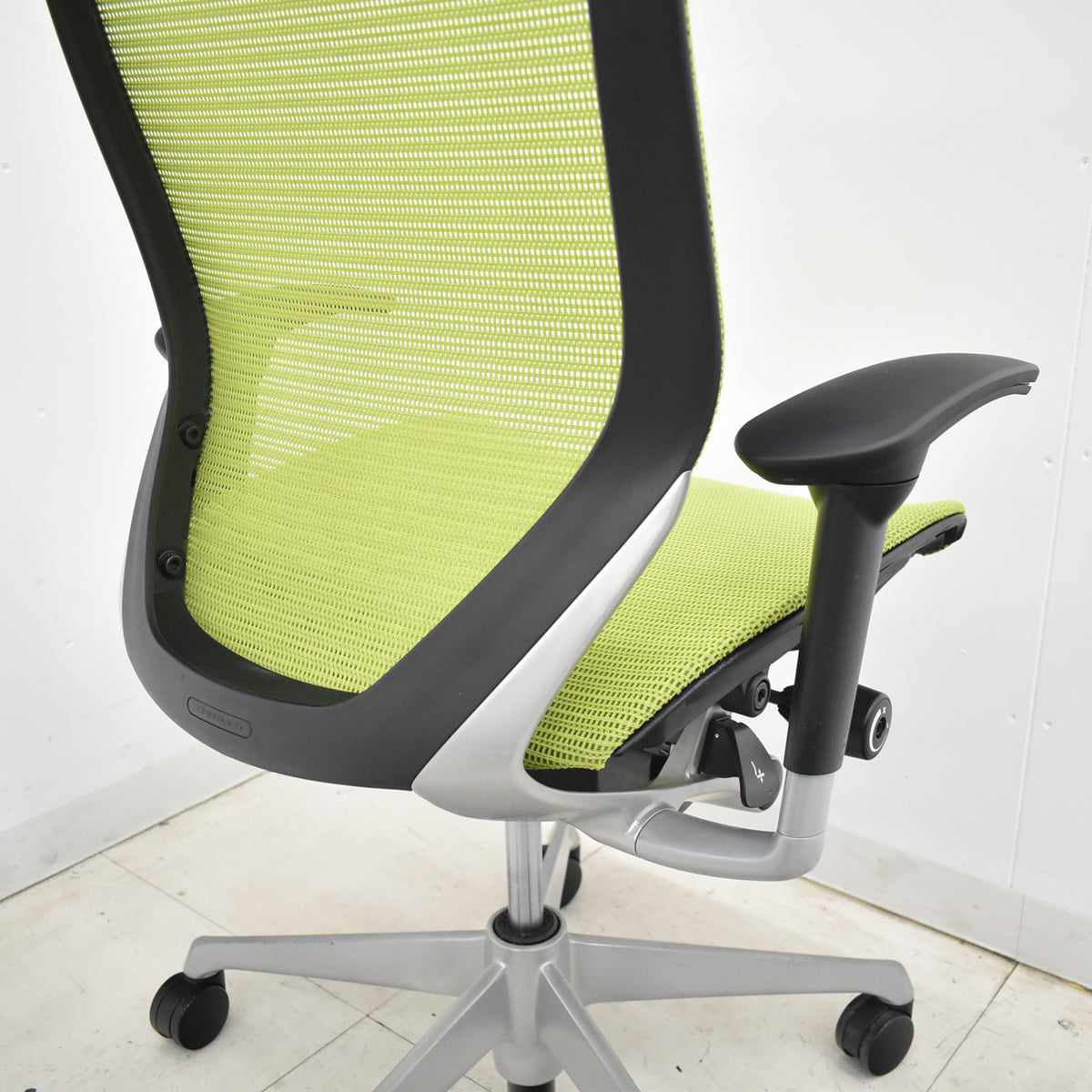 【中古】オカムラ　バロン　エクストラハイバック　ヘッドレスト　可動肘　ライムグリーン　2025120201【中古オフィス家具】