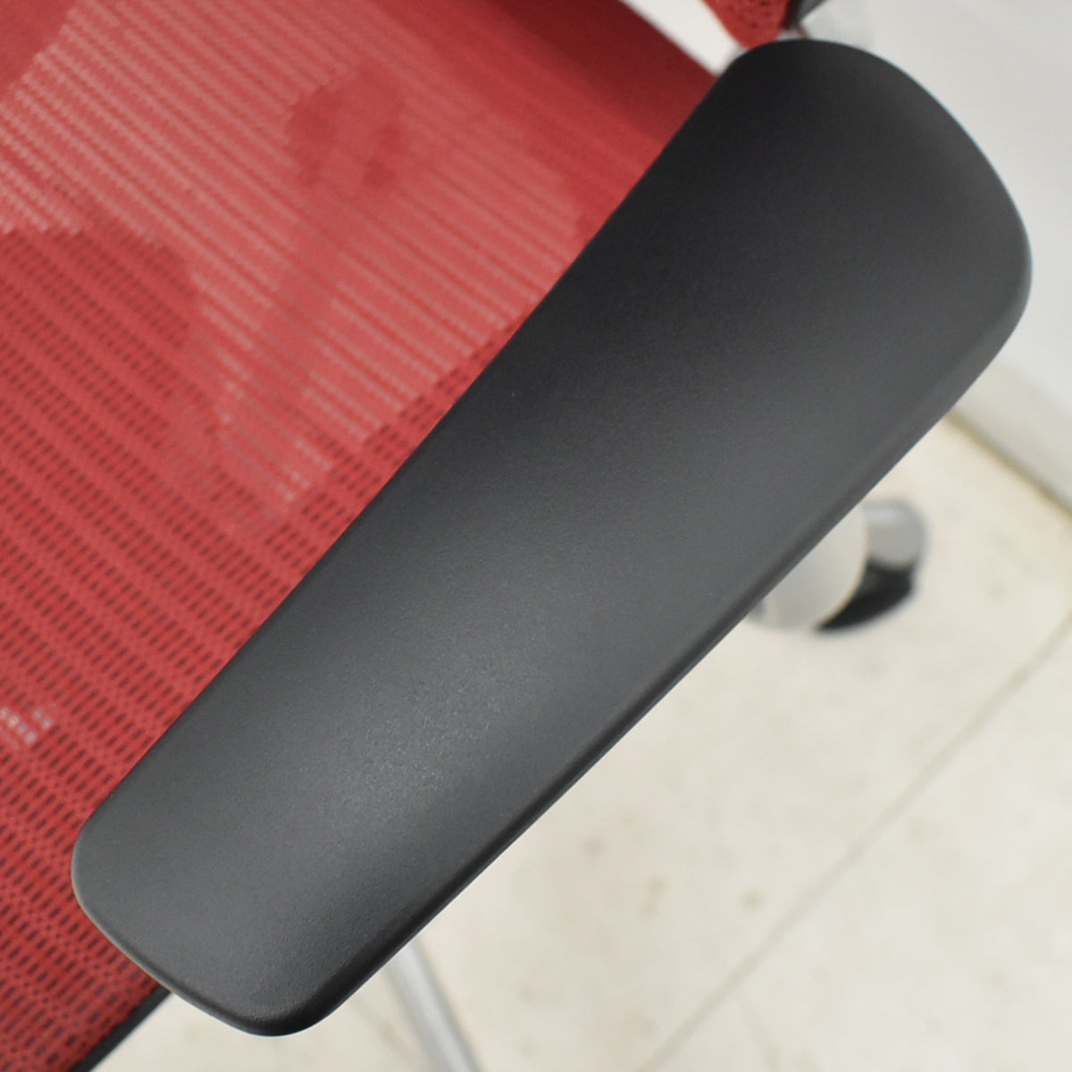 【中古】オカムラ　バロン　エクストラハイバック　ヘッドレスト　固定肘　レッド　2025120202【中古オフィス家具】