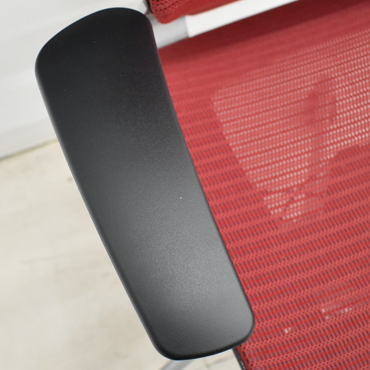 【中古】オカムラ　バロン　エクストラハイバック　ヘッドレスト　固定肘　レッド　2025120202【中古オフィス家具】