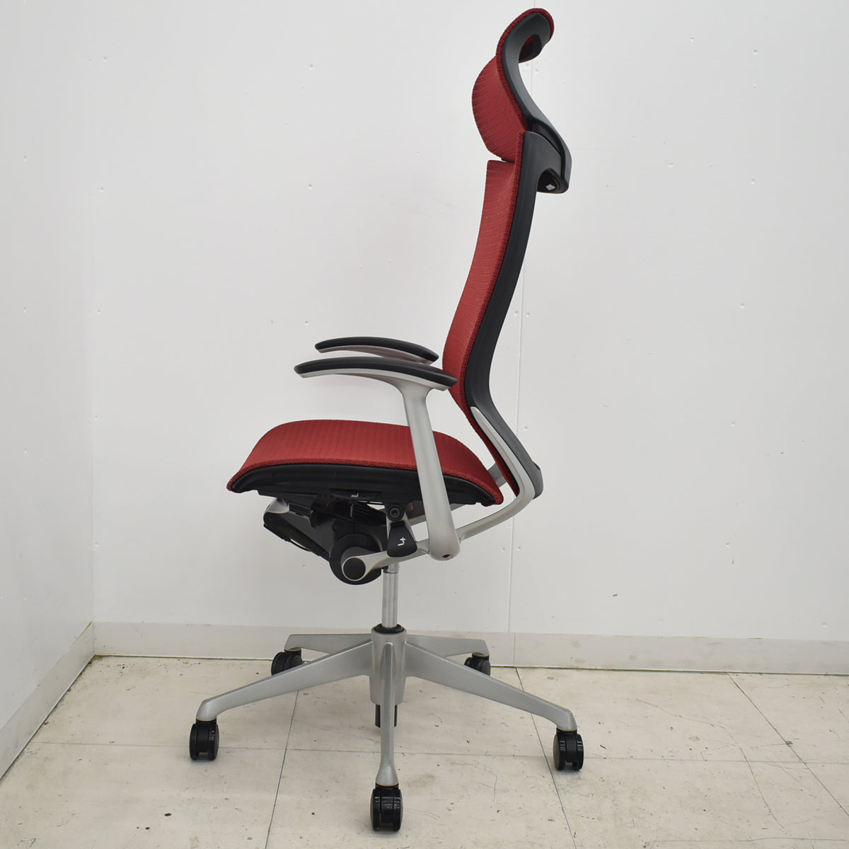 【中古】オカムラ　バロン　エクストラハイバック　ヘッドレスト　固定肘　レッド　2025120202【中古オフィス家具】