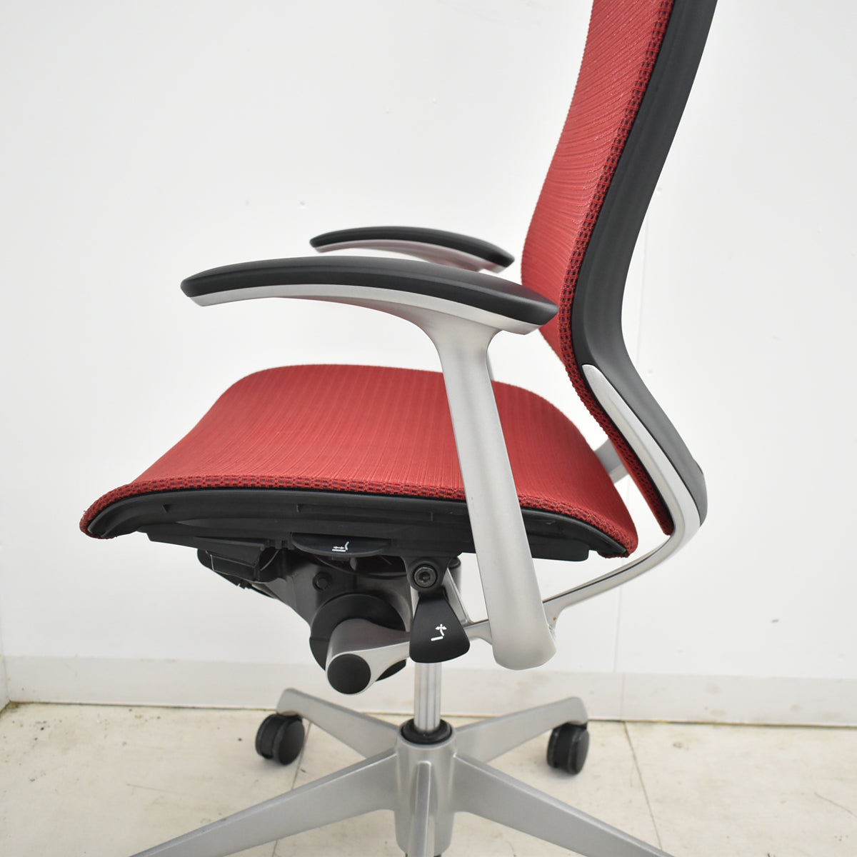 【中古】オカムラ　バロン　エクストラハイバック　ヘッドレスト　固定肘　レッド　2025120202【中古オフィス家具】