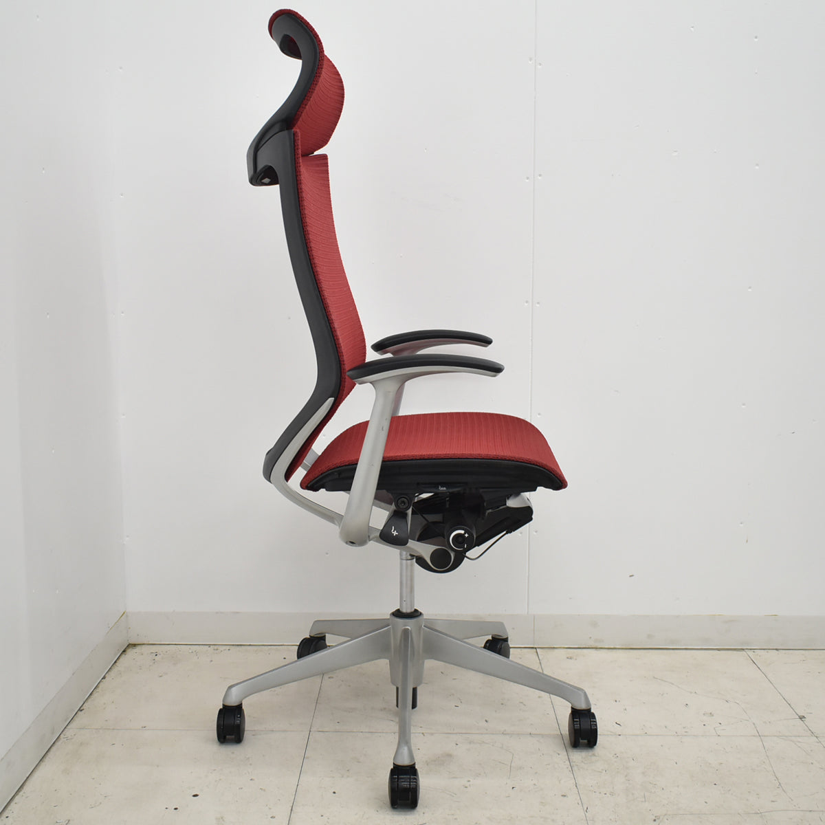 【中古】オカムラ　バロン　エクストラハイバック　ヘッドレスト　固定肘　レッド　2025120202【中古オフィス家具】