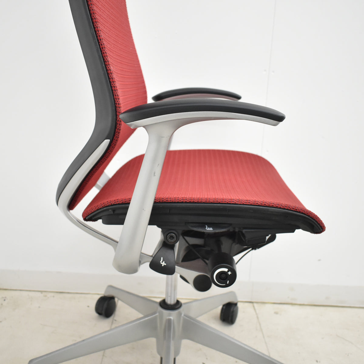 【中古】オカムラ　バロン　エクストラハイバック　ヘッドレスト　固定肘　レッド　2025120202【中古オフィス家具】