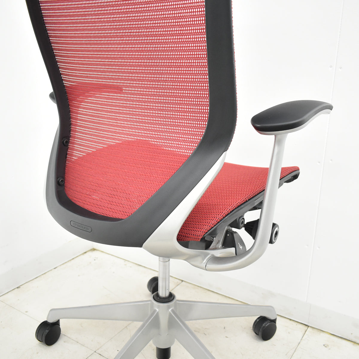 【中古】オカムラ　バロン　エクストラハイバック　ヘッドレスト　固定肘　レッド　2025120202【中古オフィス家具】