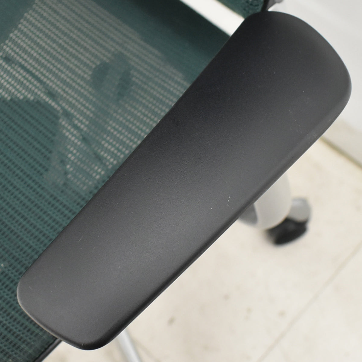 【中古】オカムラ　バロン　エクストラハイバック　ヘッドレスト　固定肘　ダークグリーン　2025120203【中古オフィス家具】