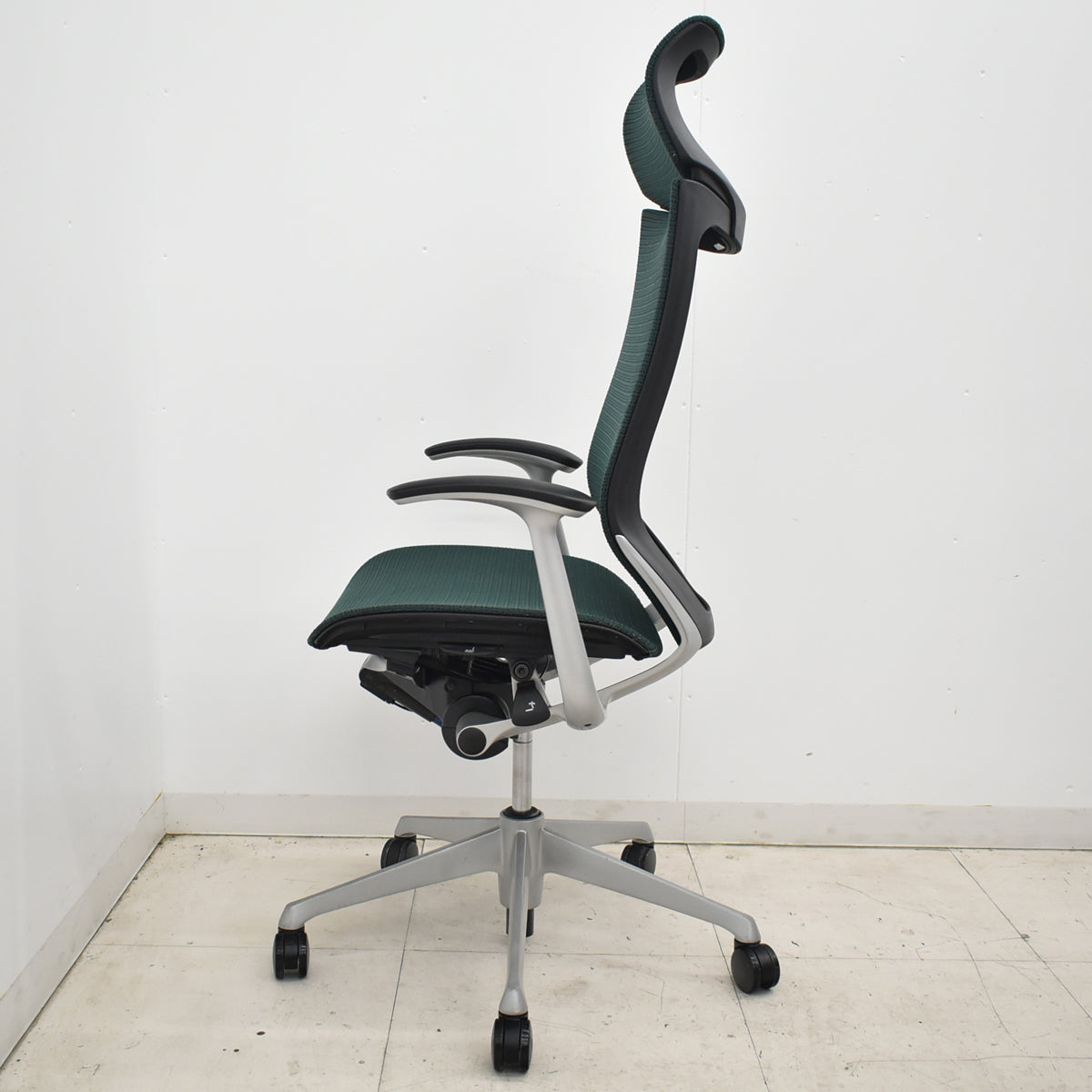 【中古】オカムラ　バロン　エクストラハイバック　ヘッドレスト　固定肘　ダークグリーン　2025120203【中古オフィス家具】