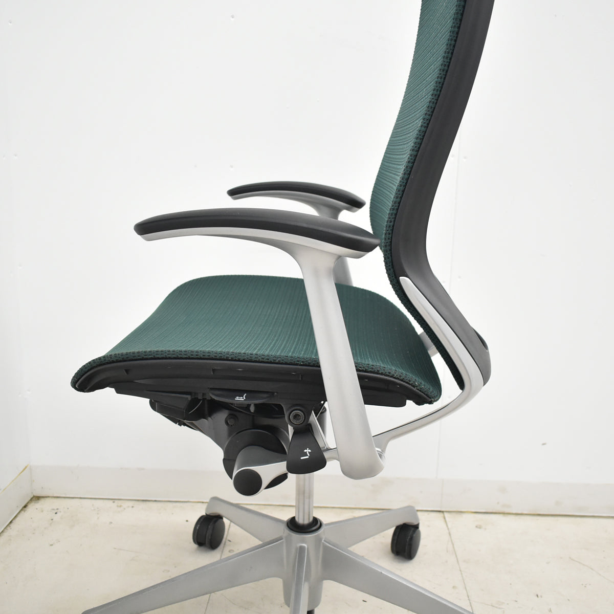 【中古】オカムラ　バロン　エクストラハイバック　ヘッドレスト　固定肘　ダークグリーン　2025120203【中古オフィス家具】