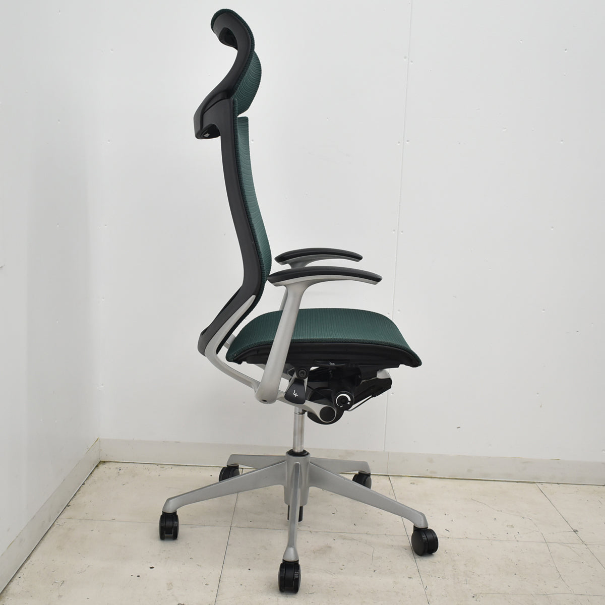 【中古】オカムラ　バロン　エクストラハイバック　ヘッドレスト　固定肘　ダークグリーン　2025120203【中古オフィス家具】