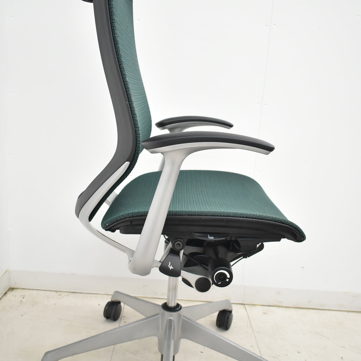 【中古】オカムラ　バロン　エクストラハイバック　ヘッドレスト　固定肘　ダークグリーン　2025120203【中古オフィス家具】