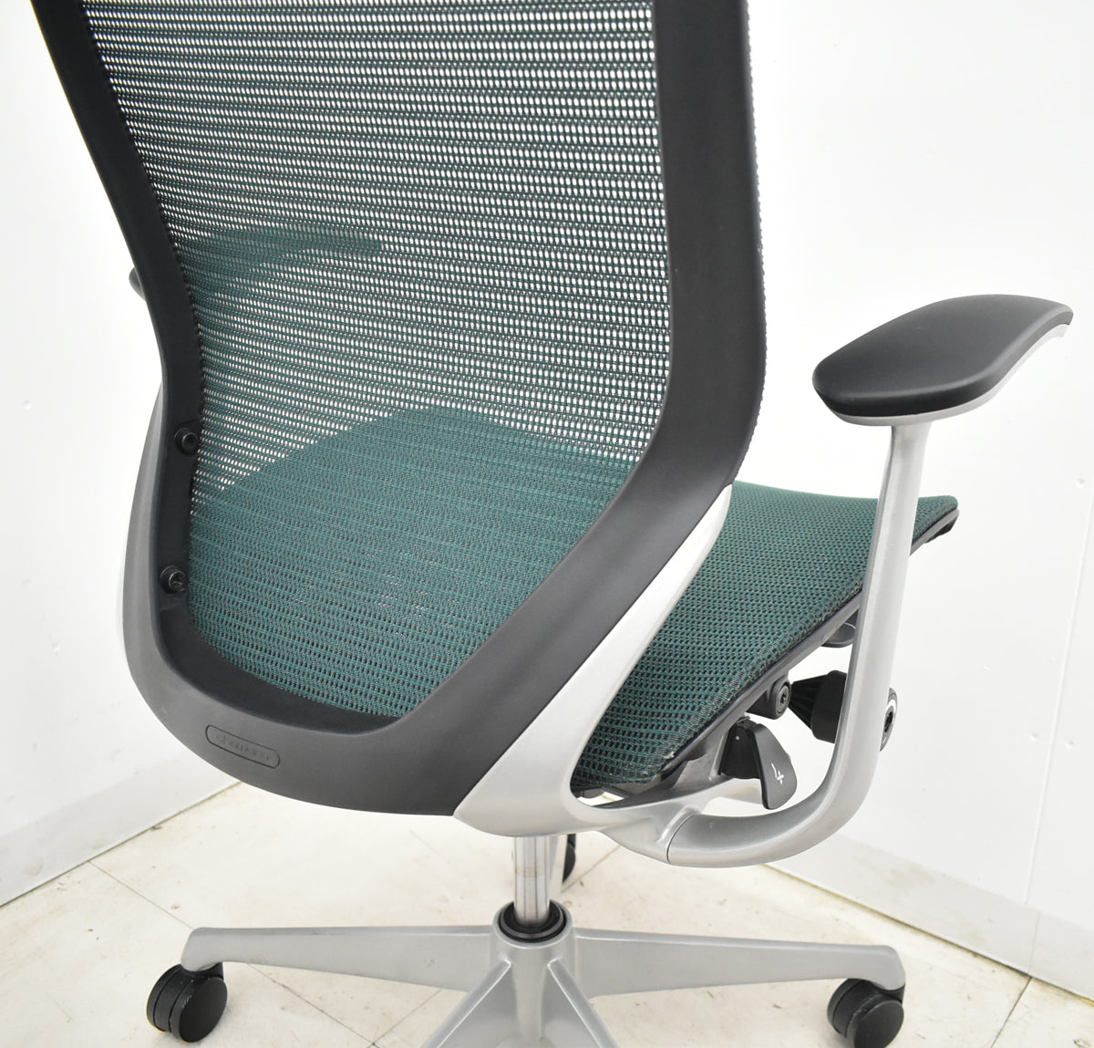 【中古】オカムラ　バロン　エクストラハイバック　ヘッドレスト　固定肘　ダークグリーン　2025120203【中古オフィス家具】