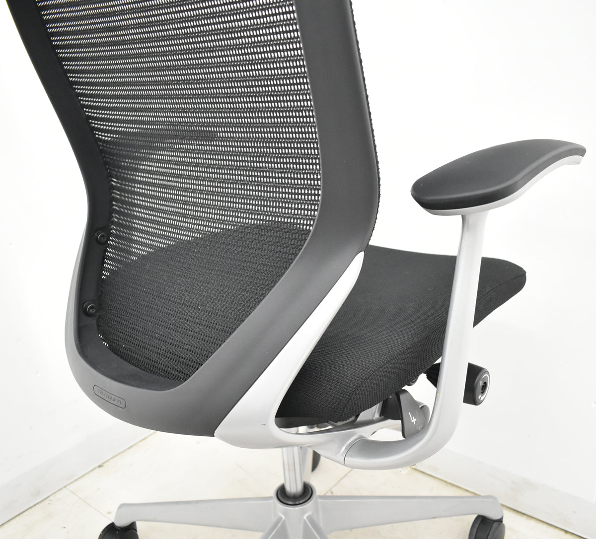 【中古】オカムラ　バロン　ローバック　固定肘　シルバー脚　ブラック　2025120205 【中古オフィス家具】