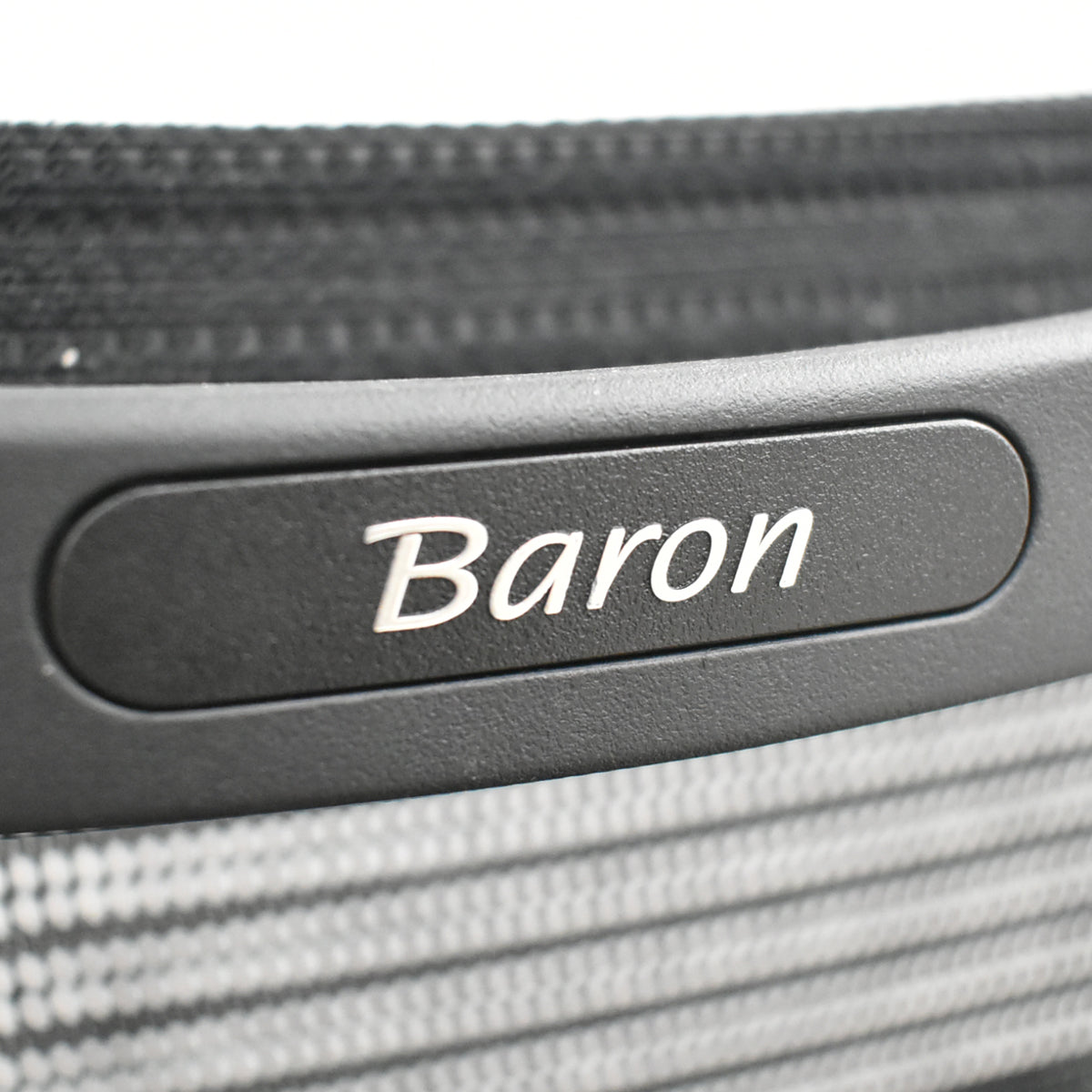 【中古】オカムラ　バロン　ローバック　固定肘　シルバー脚　ブラック　2025120205 【中古オフィス家具】