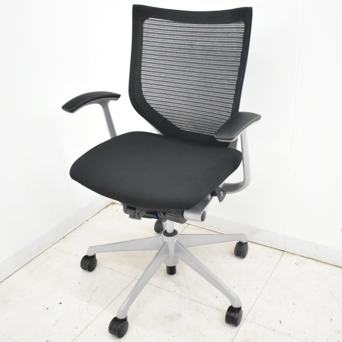 【中古】オカムラ　バロン　ローバック　固定肘　シルバー脚　ブラック　2025120205 【中古オフィス家具】