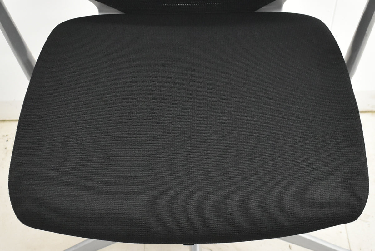 【中古】オカムラ　バロン　ローバック　固定肘　シルバー脚　ブラック　2025120205 【中古オフィス家具】