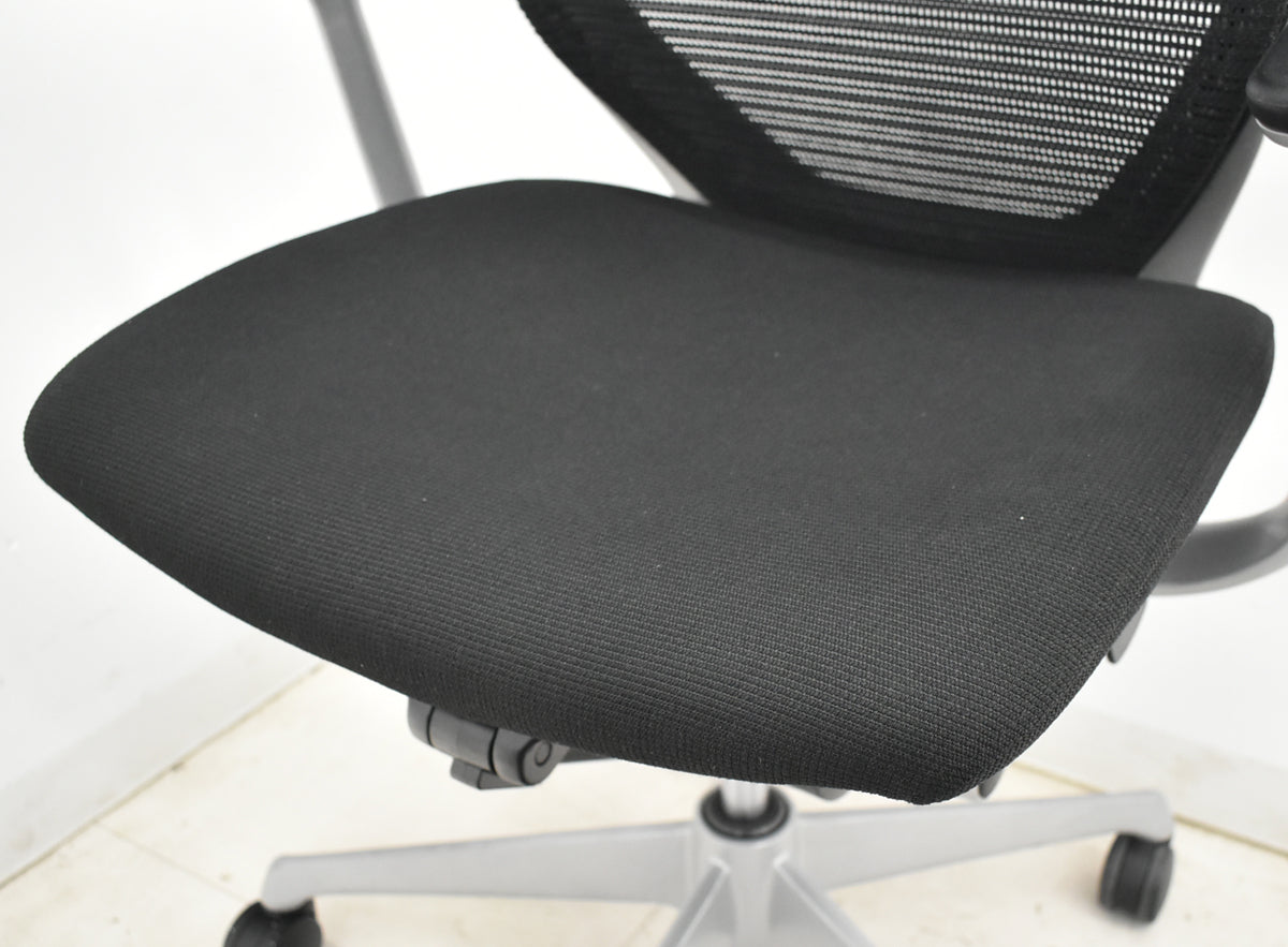 【中古】オカムラ　バロン　ローバック　固定肘　シルバー脚　ブラック　2025120205 【中古オフィス家具】