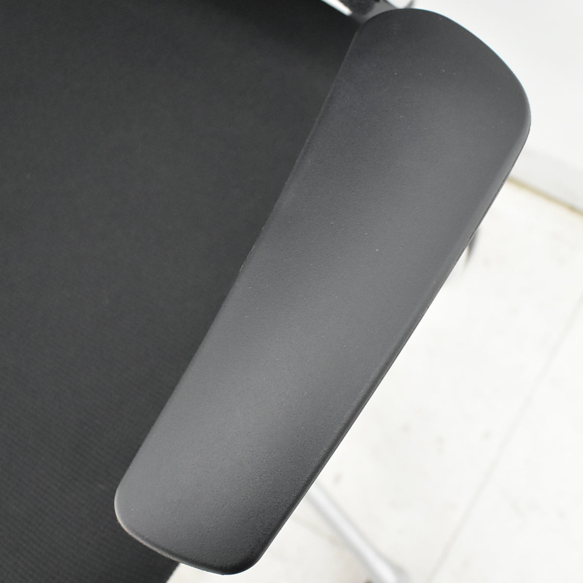 【中古】オカムラ　バロン　ローバック　固定肘　シルバー脚　ブラック　2025120205 【中古オフィス家具】