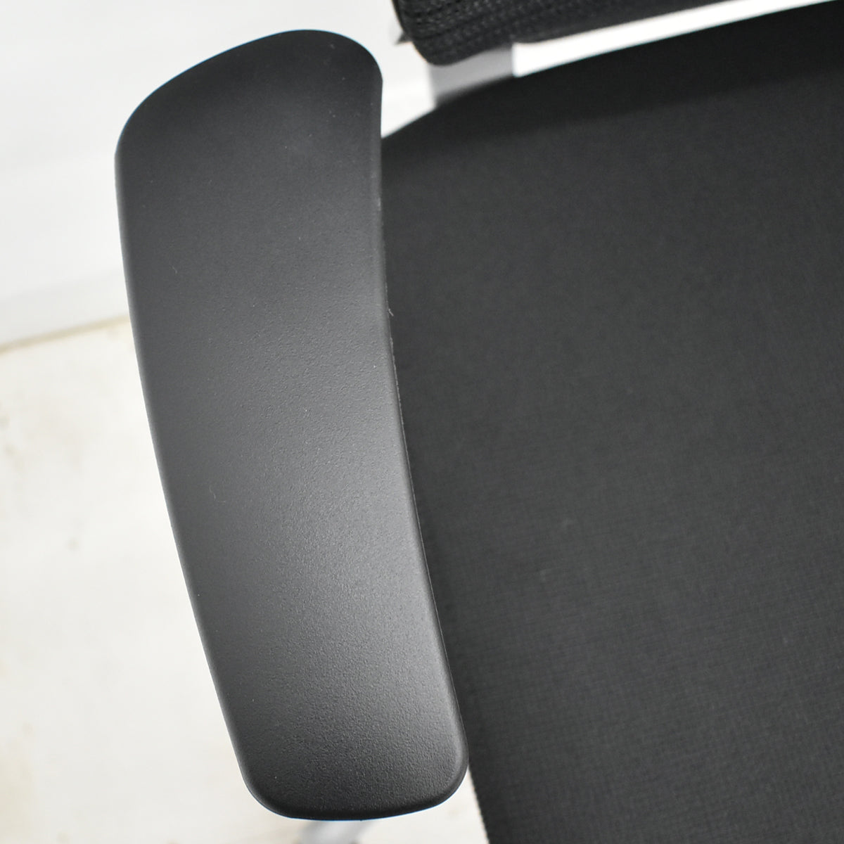 【中古】オカムラ　バロン　ローバック　固定肘　シルバー脚　ブラック　2025120205 【中古オフィス家具】