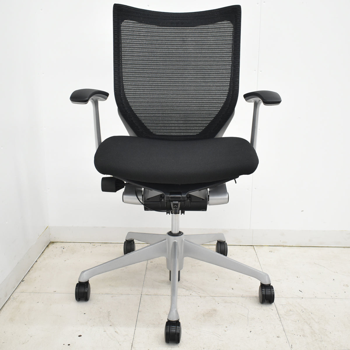 【中古】オカムラ　バロン　ローバック　固定肘　シルバー脚　ブラック　2025120205 【中古オフィス家具】