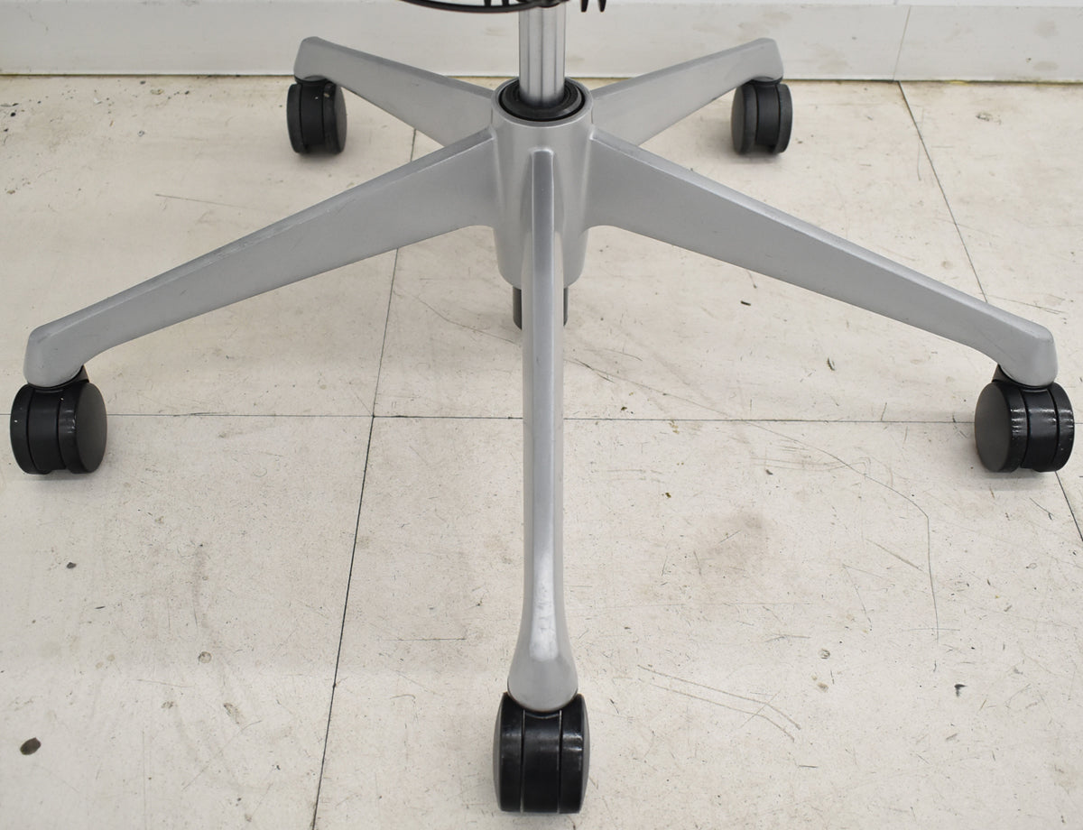 【中古】オカムラ　バロン　ローバック　固定肘　シルバー脚　ブラック　2025120205 【中古オフィス家具】