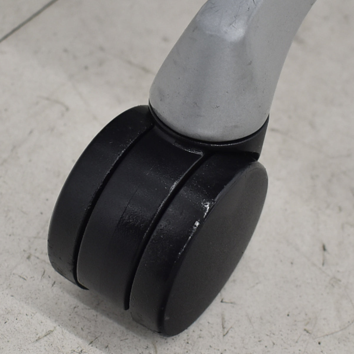 【中古】オカムラ　バロン　ローバック　固定肘　シルバー脚　ブラック　2025120205 【中古オフィス家具】