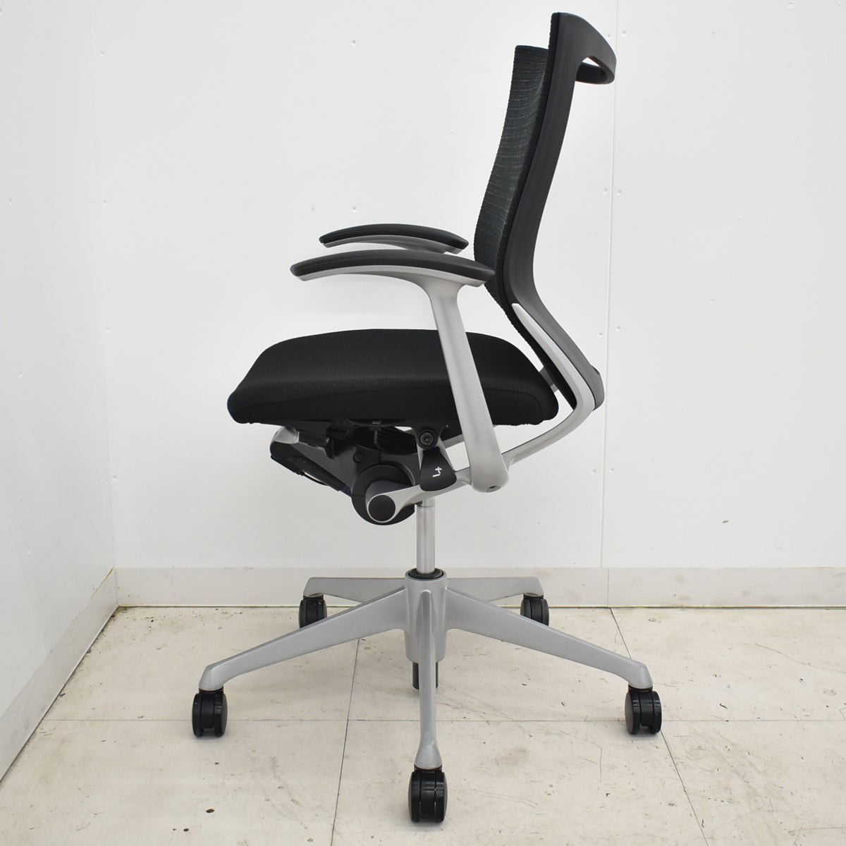 【中古】オカムラ　バロン　ローバック　固定肘　シルバー脚　ブラック　2025120205 【中古オフィス家具】