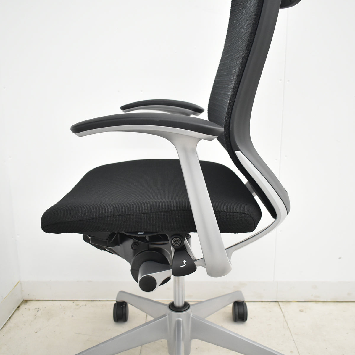 【中古】オカムラ　バロン　ローバック　固定肘　シルバー脚　ブラック　2025120205 【中古オフィス家具】