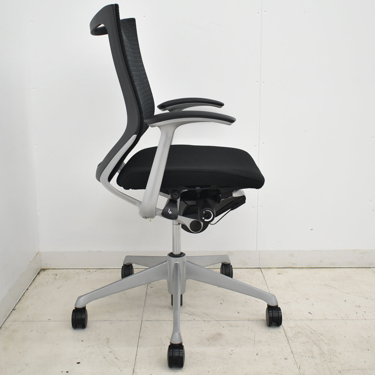 【中古】オカムラ　バロン　ローバック　固定肘　シルバー脚　ブラック　2025120205 【中古オフィス家具】