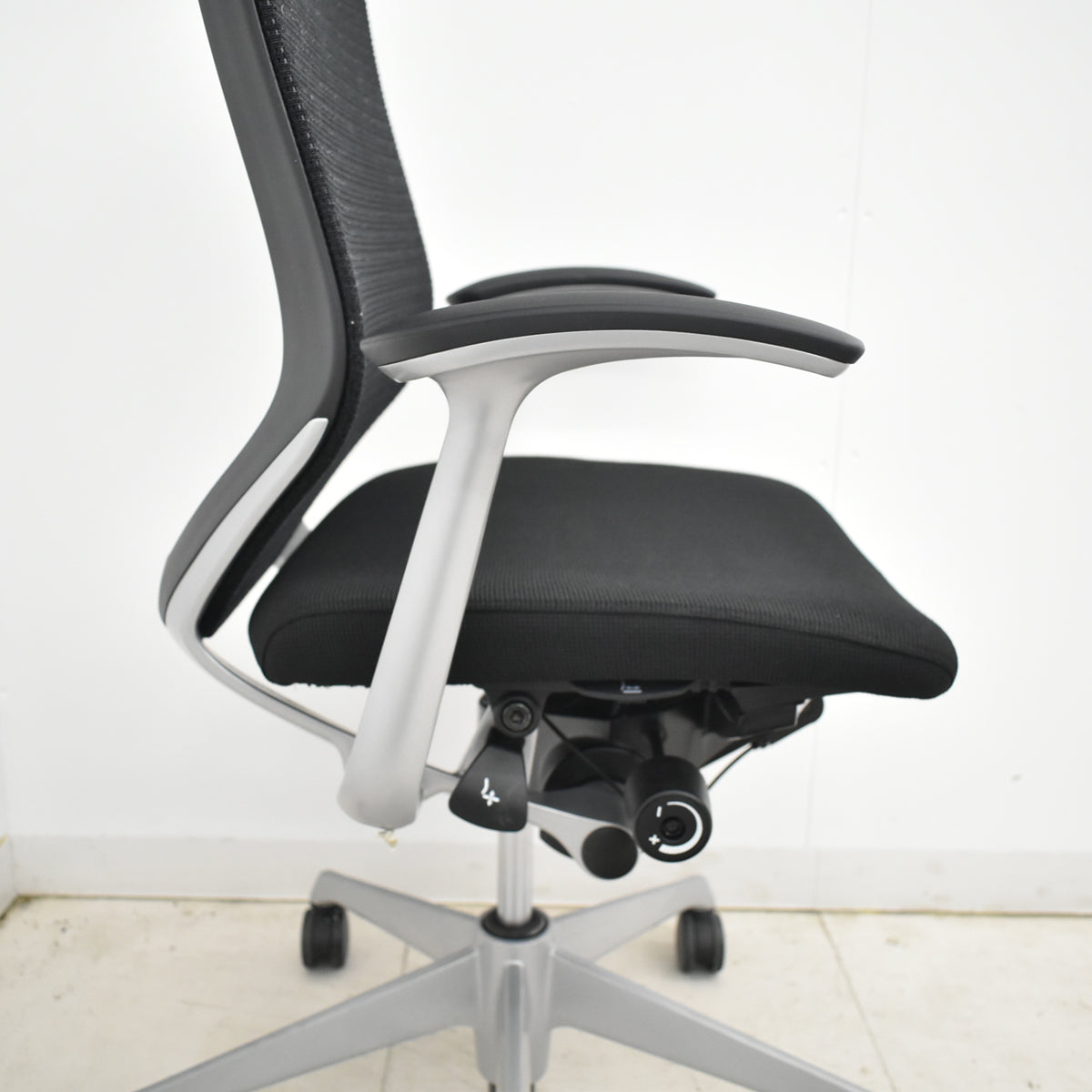 【中古】オカムラ　バロン　ローバック　固定肘　シルバー脚　ブラック　2025120205 【中古オフィス家具】