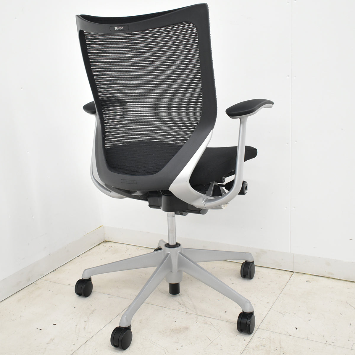 【中古】オカムラ　バロン　ローバック　固定肘　シルバー脚　ブラック　2025120205 【中古オフィス家具】