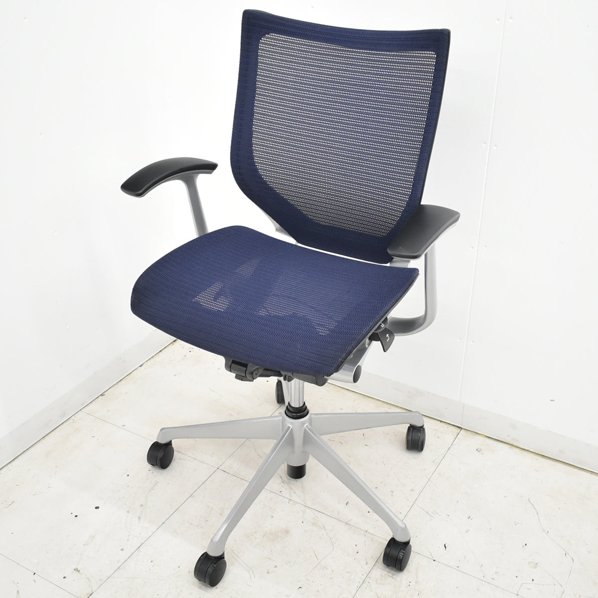【中古】オカムラ　バロン　ローバック　固定肘（肘パット新品）昇降ガス新品　ダークブルー　2025120301 【中古オフィス家具】