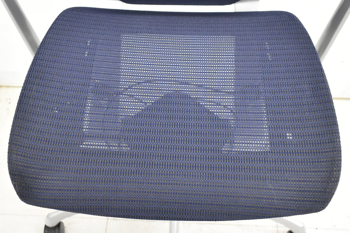 【中古】オカムラ　バロン　ローバック　固定肘（肘パット新品）昇降ガス新品　ダークブルー　2025120301 【中古オフィス家具】