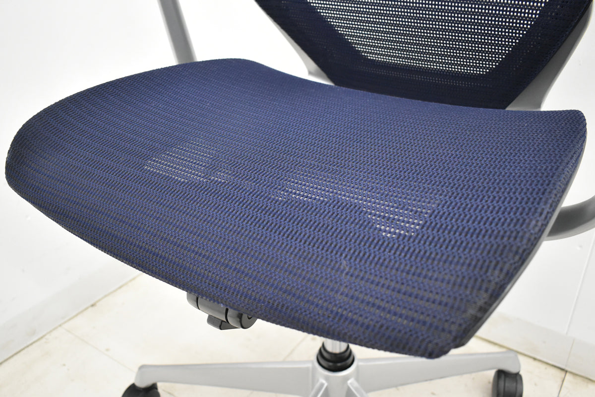 【中古】オカムラ　バロン　ローバック　固定肘（肘パット新品）昇降ガス新品　ダークブルー　2025120301 【中古オフィス家具】