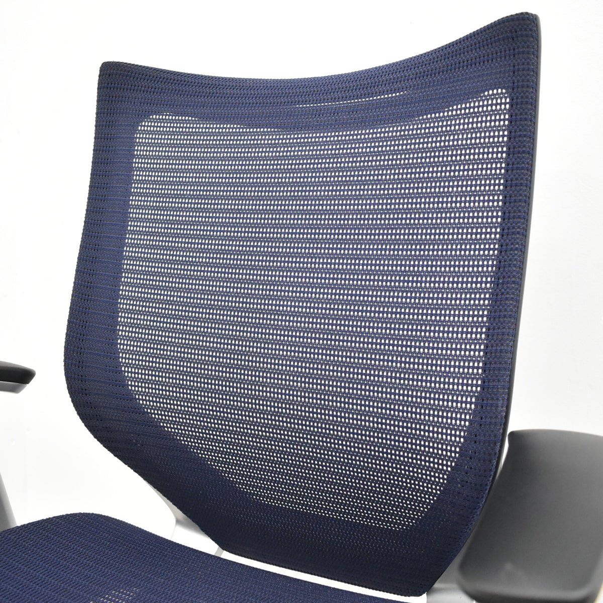 【中古】オカムラ　バロン　ローバック　固定肘（肘パット新品）昇降ガス新品　ダークブルー　2025120301 【中古オフィス家具】