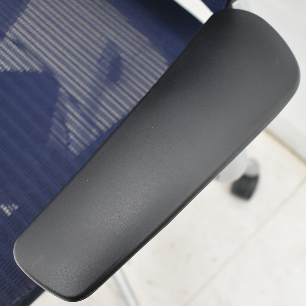 【中古】オカムラ　バロン　ローバック　固定肘（肘パット新品）昇降ガス新品　ダークブルー　2025120301 【中古オフィス家具】