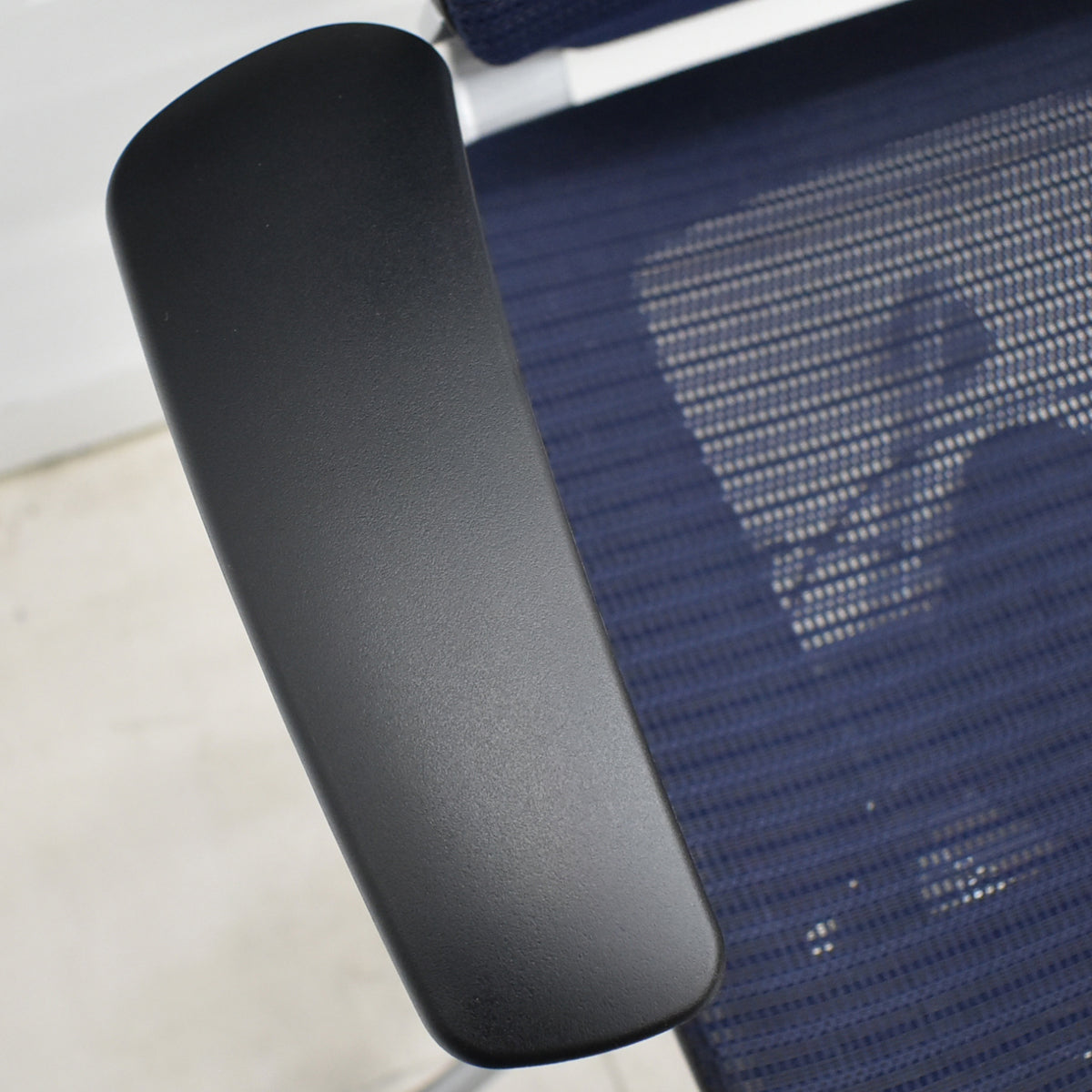 【中古】オカムラ　バロン　ローバック　固定肘（肘パット新品）昇降ガス新品　ダークブルー　2025120301 【中古オフィス家具】