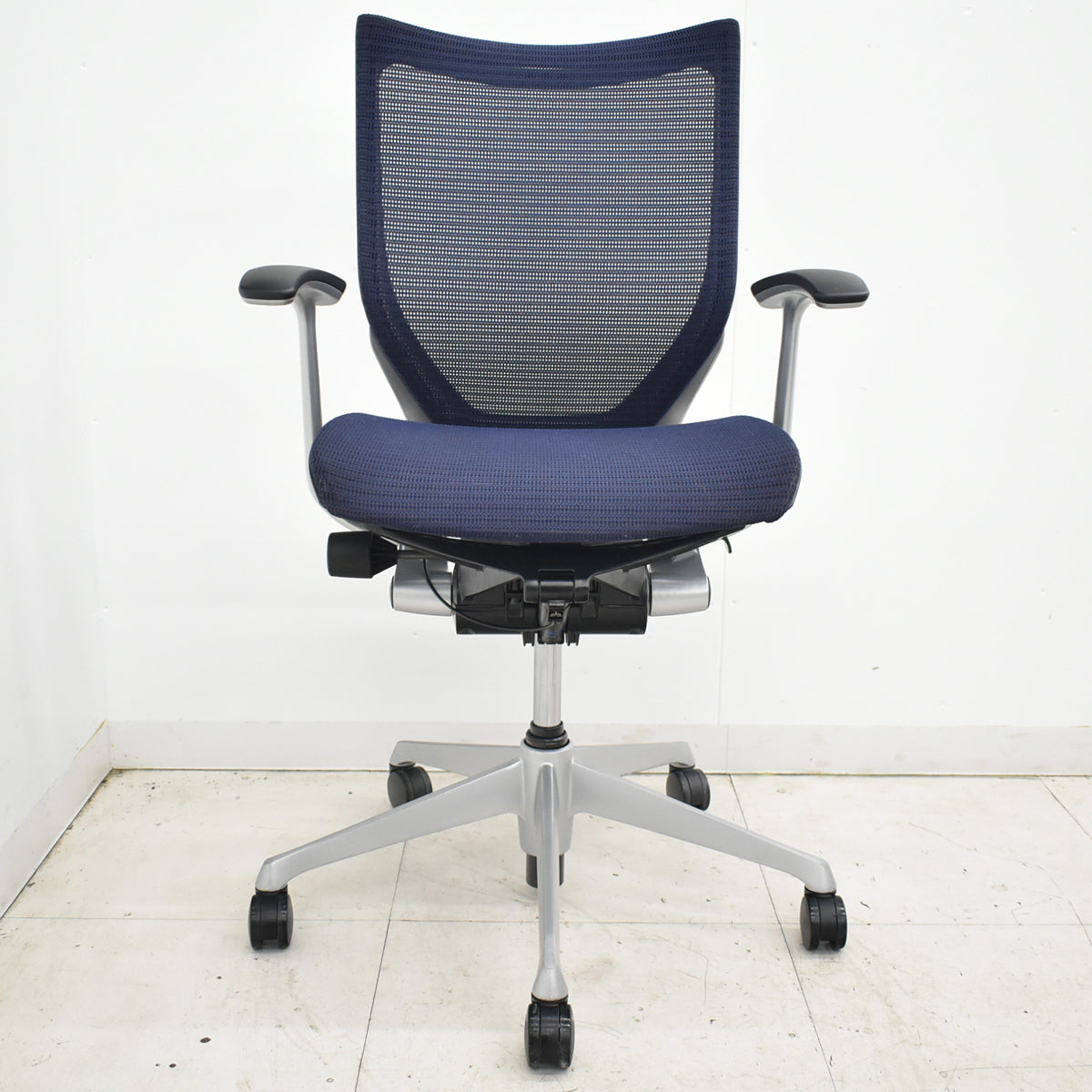 【中古】オカムラ　バロン　ローバック　固定肘（肘パット新品）昇降ガス新品　ダークブルー　2025120301 【中古オフィス家具】