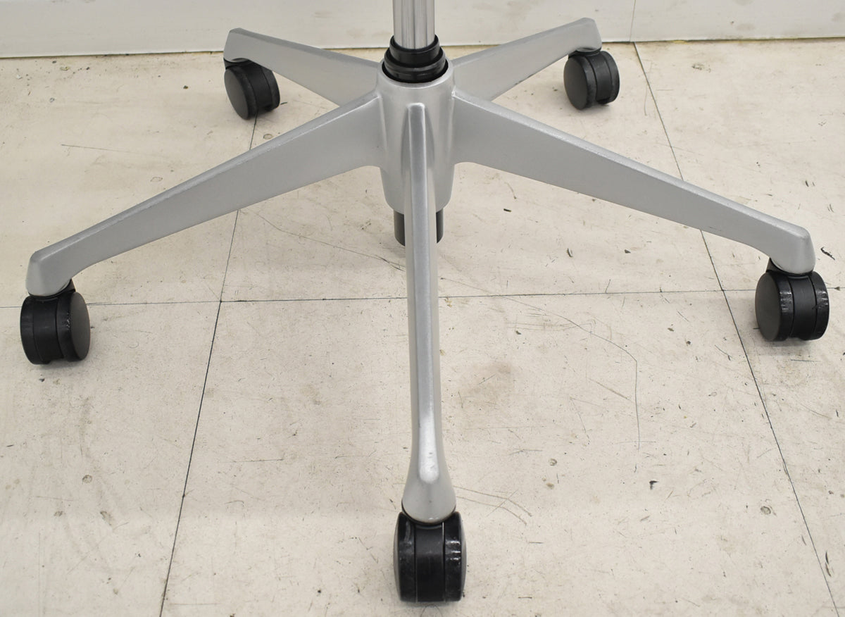 【中古】オカムラ　バロン　ローバック　固定肘（肘パット新品）昇降ガス新品　ダークブルー　2025120301 【中古オフィス家具】