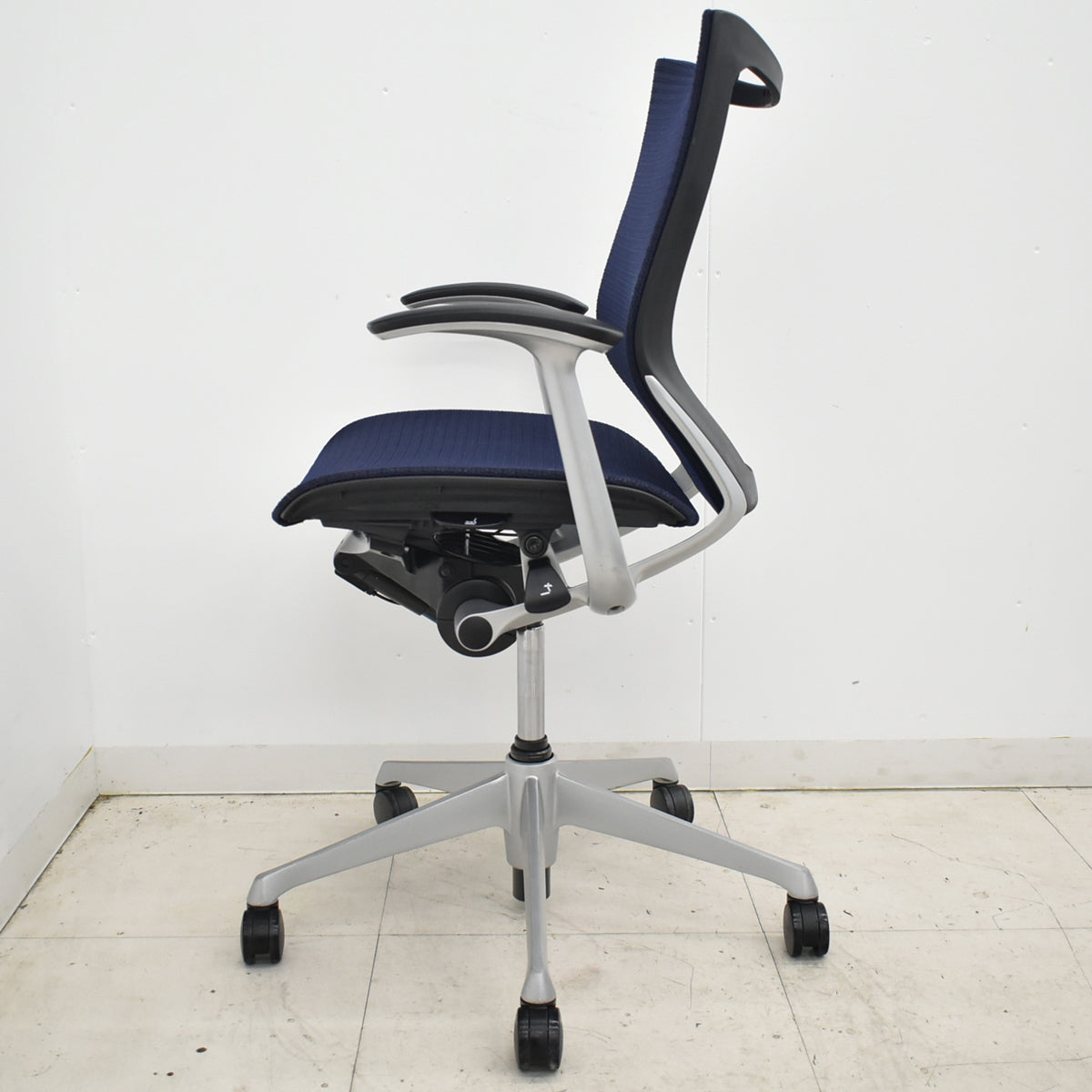 【中古】オカムラ　バロン　ローバック　固定肘（肘パット新品）昇降ガス新品　ダークブルー　2025120301 【中古オフィス家具】