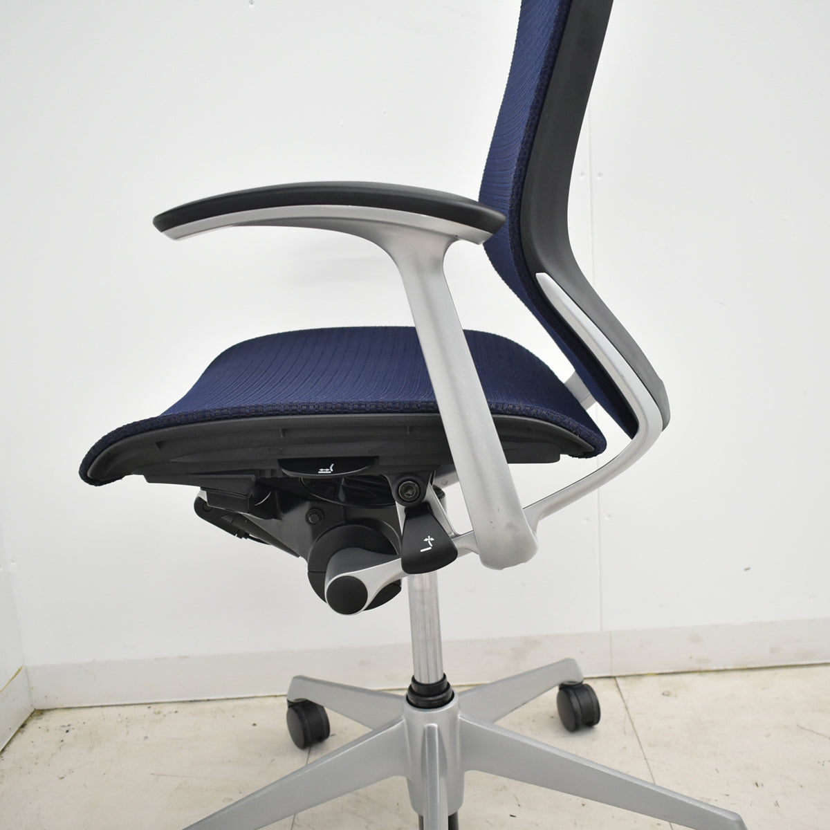 【中古】オカムラ　バロン　ローバック　固定肘（肘パット新品）昇降ガス新品　ダークブルー　2025120301 【中古オフィス家具】