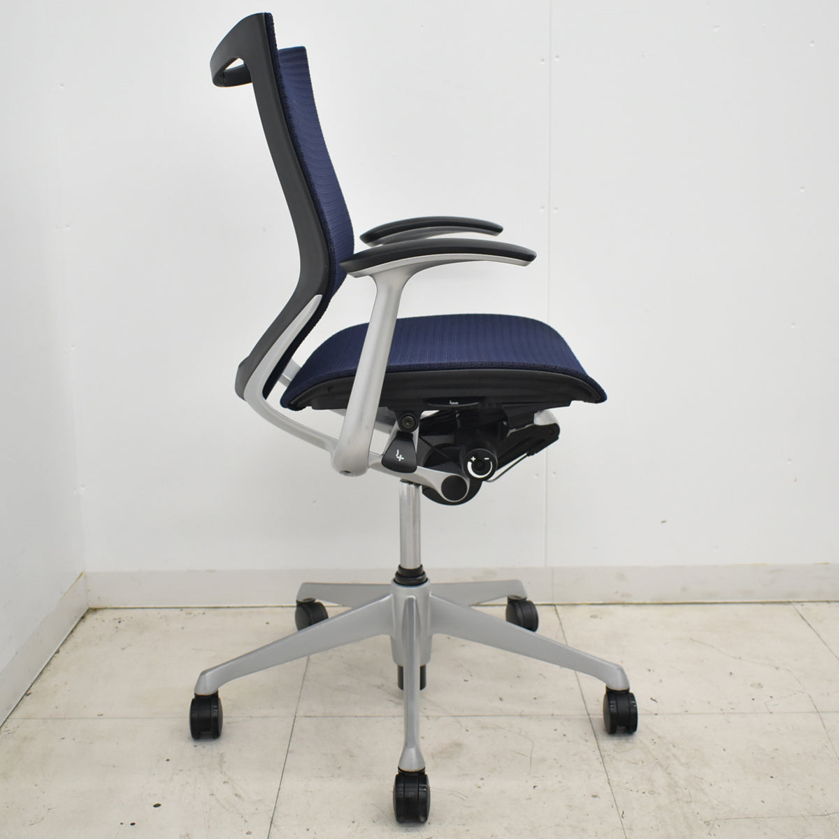 【中古】オカムラ　バロン　ローバック　固定肘（肘パット新品）昇降ガス新品　ダークブルー　2025120301 【中古オフィス家具】