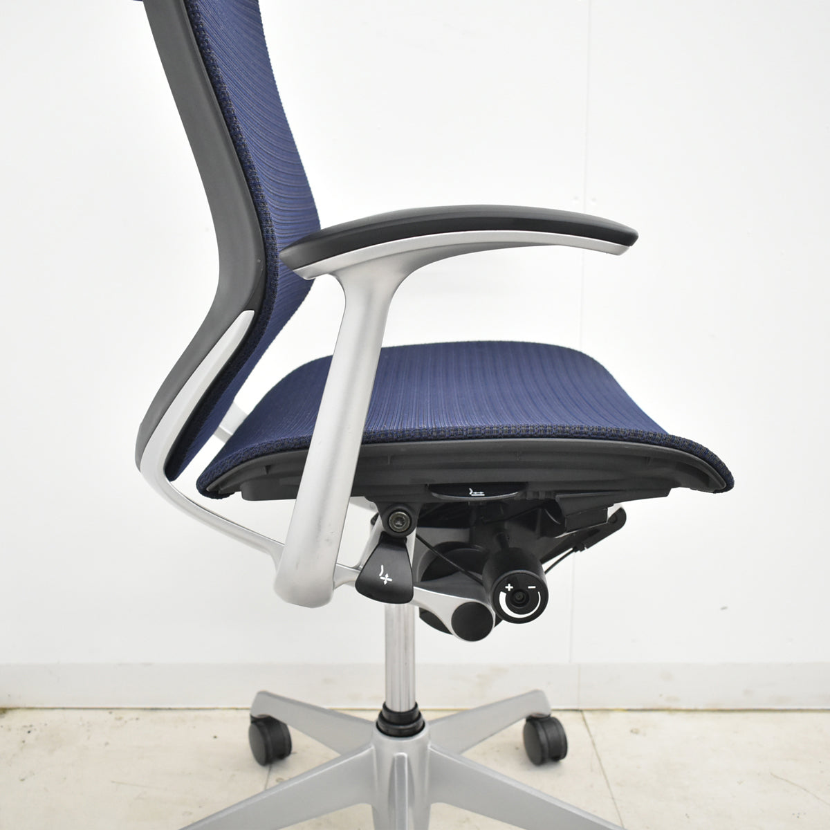 【中古】オカムラ　バロン　ローバック　固定肘（肘パット新品）昇降ガス新品　ダークブルー　2025120301 【中古オフィス家具】