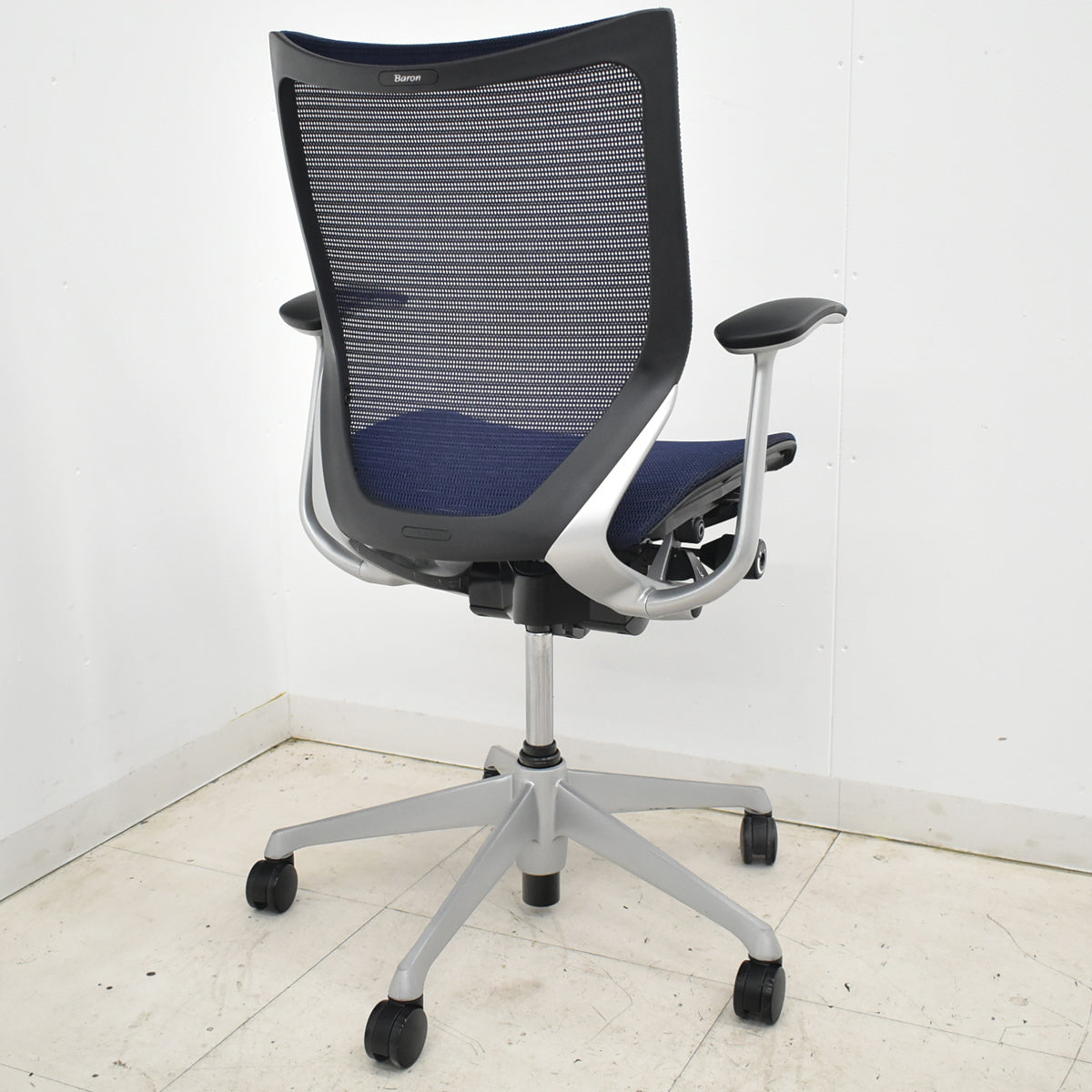 【中古】オカムラ　バロン　ローバック　固定肘（肘パット新品）昇降ガス新品　ダークブルー　2025120301 【中古オフィス家具】