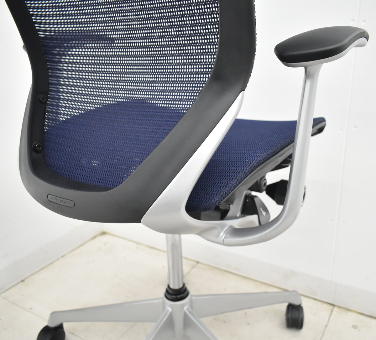 【中古】オカムラ　バロン　ローバック　固定肘（肘パット新品）昇降ガス新品　ダークブルー　2025120301 【中古オフィス家具】