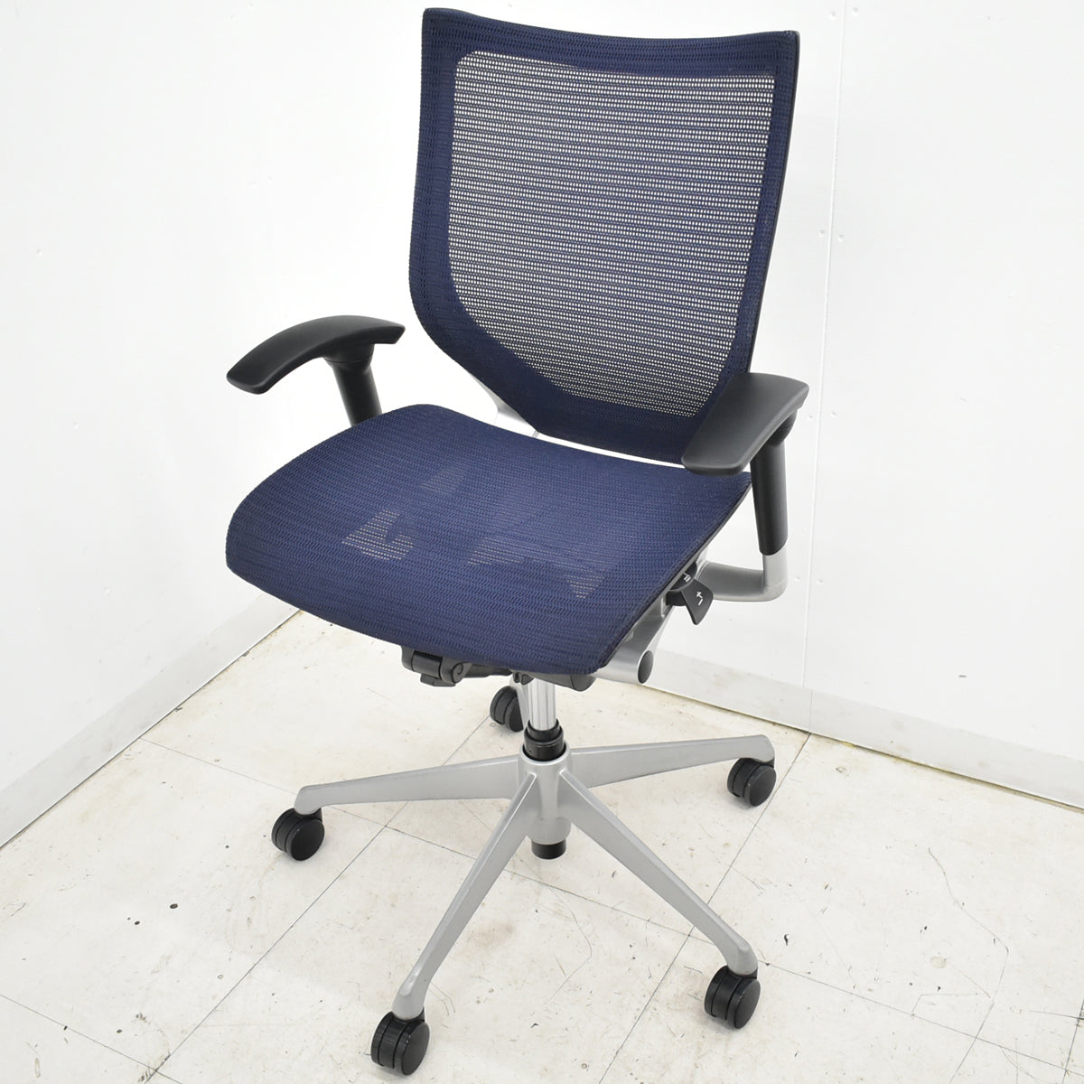 【中古】オカムラ　バロン　ローバック　固定肘（肘パット新品）昇降ガス新品　ダークブルー　2025120302【中古オフィス家具】